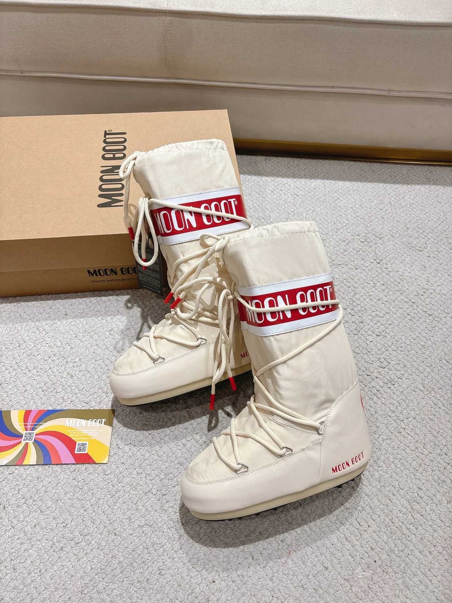 p700 long love style: ❤️ Moon Boot2025 vs autumn and winter popular snow boots series... [Ugly Moon Snow Boots] Forget UGG, fashionable people are wearing Moon Boot snow boots. If you find it difficult to accept the revival of UGG, then there is now a more alternative snow boot that is back, with an inner diameter of 4 cm. That is the Moon Boot. It was already very popular in the millennium. Back then, Paris Hilton and Victoria Beckham Celebrities often wear it, and now the Y2K trend is popular again. The same style is worn by young people in QQ shows, and the ugly snow boots that are shown in thousands of people have become popular again, regardless of men and women. They look slim but warm and easy to wear... ❶Fabric: Original custom/cowhide/woven wool/high mercerized waterproof cloth ❷Inner: original 100% silk cotton liner ❸foot: original 100% silk cotton liner ❹ Outsole: Original molded two-color non-slip outsole ❺ Sole thickness: 4cm (including **) ❻ Code number: 35/38; 39/41; ❼ Packaging: Original full set of packaging ☀ Color: Official website updated simultaneously